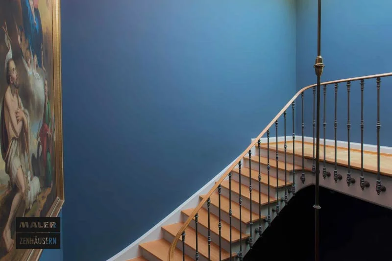 Treppe mit blau bestrichener Wand