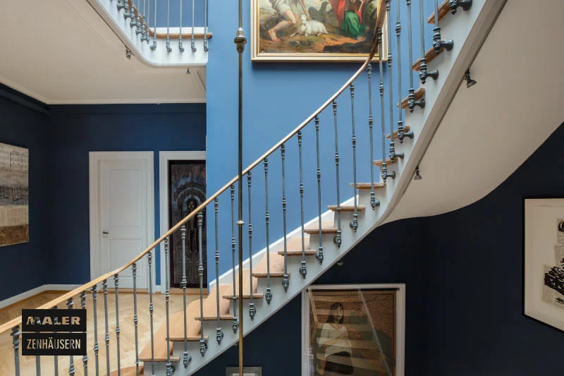 Treppenhaus in hell und dunkelblau gestrichen