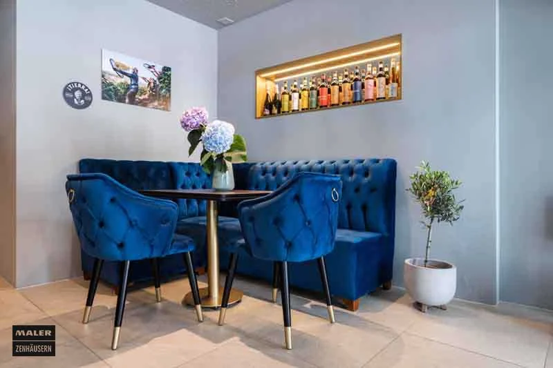 Blau gepolsterte Sitzecke der Luna Cafe Bar