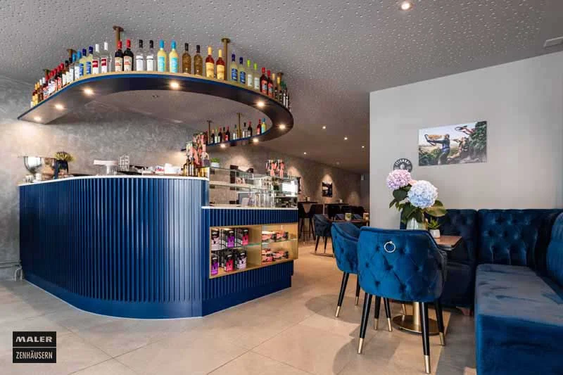 Blaue Bar und blau gepolsterte Sitzecke der Luna Cafe Bar