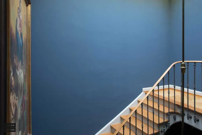 Foto eines blauen Treppenhauses