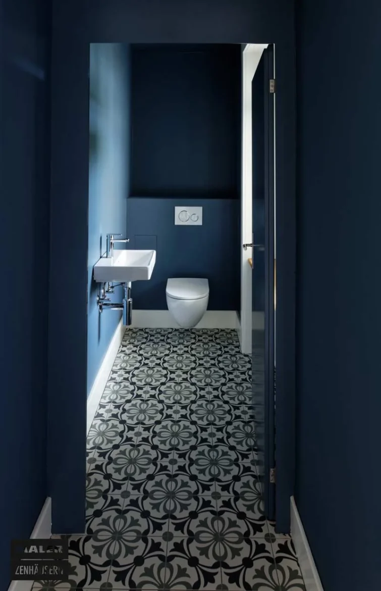 Farbkonzept Gäste-WC in Blau mit Mosaikboden