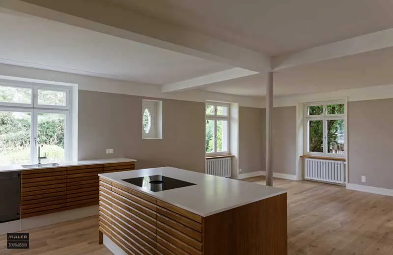 Foto einer modernen Küche in Holz und Marmor mit beige gestrichenen Wänden