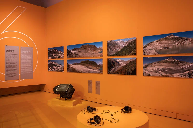 Ausstellungsraum in orange mit dem Thema Klimawandel