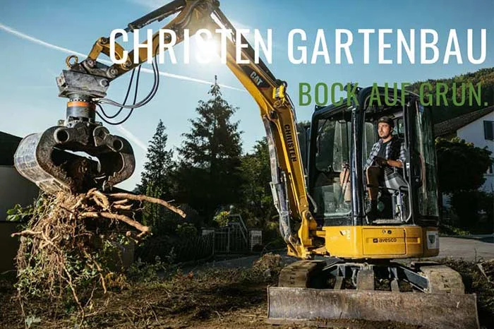 Bager der einen Garten umgräbt von Christen Gartenbau