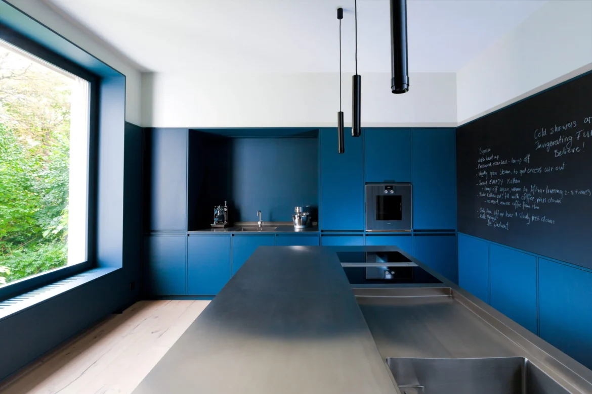 Eine Küche im blauen Design